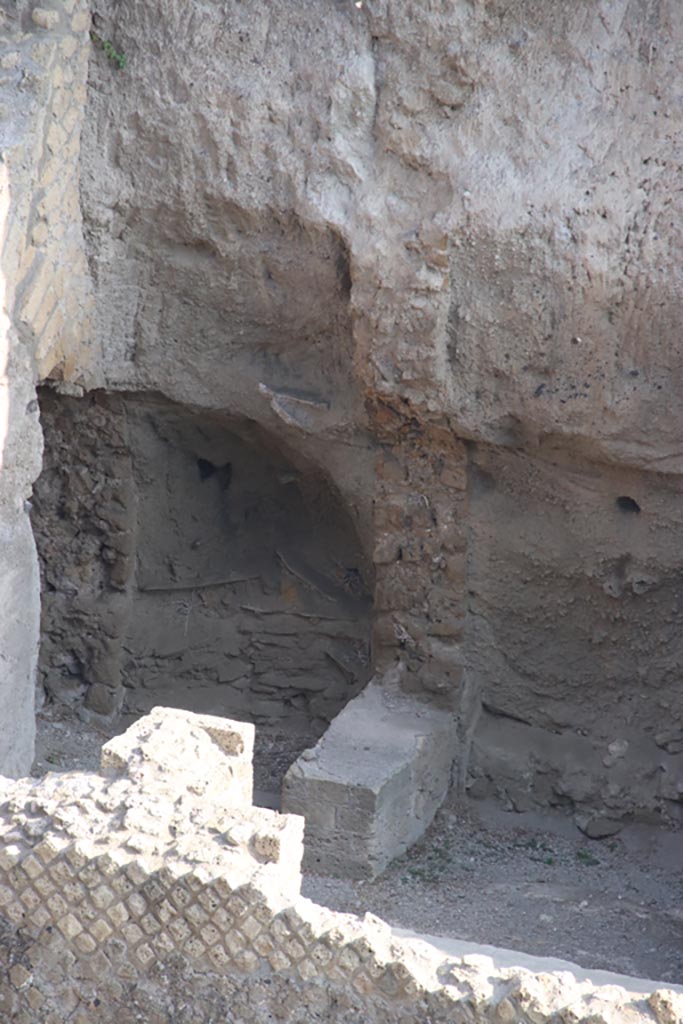 III.1/2/18/19, Herculaneum. October 2023. 
Detail from west end of north wall. Photo courtesy of Klaus Heese.